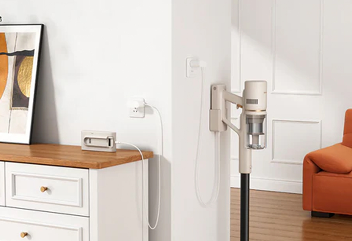 Απεικονίζεται η σκούπα να φορτίζει στη βάση της.